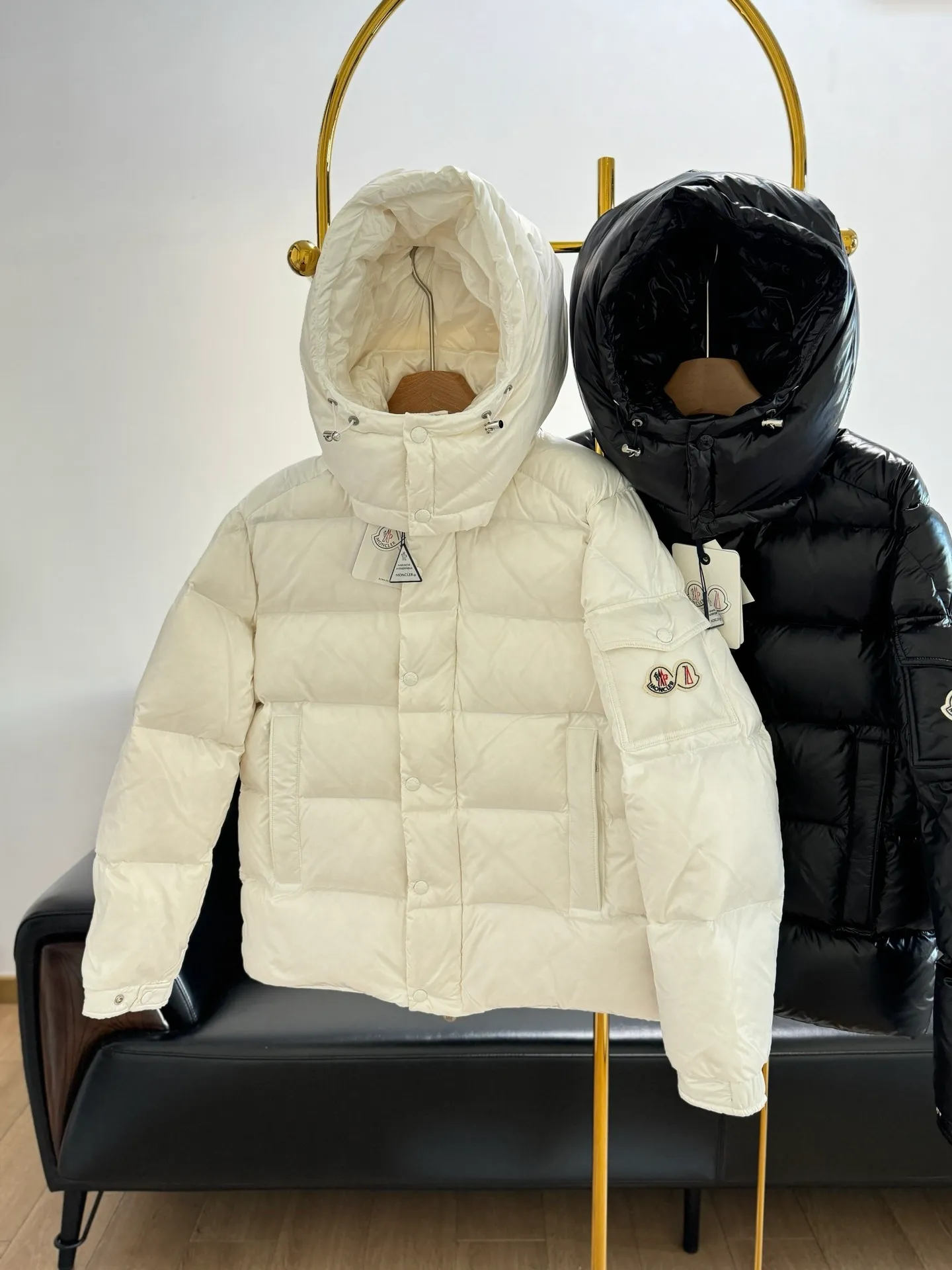 P390 Moncler/ 2026 70 、 。 DNA ， ， 。 Classic ， 、 。 Classic 70 。 Quality， 90 ，Premium Quality ， ，Black ！ Sizes M-3XL